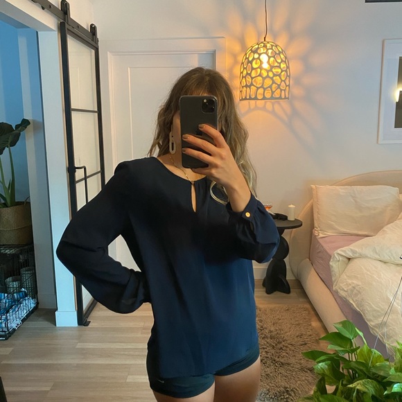Forever 21 Tops - Forever 21 / M / Navy blouse w gold detail / sophisticated chest peep!